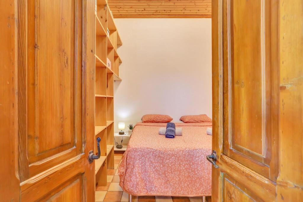 La Casa del Capitán - bedroom-doorway-lamp-orange-bedspread